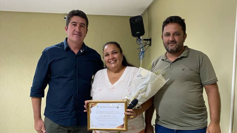Com 20 anos de dedicação à educação, Professora Elisa Angela é homenageada pela Câmara de João Pinheiro