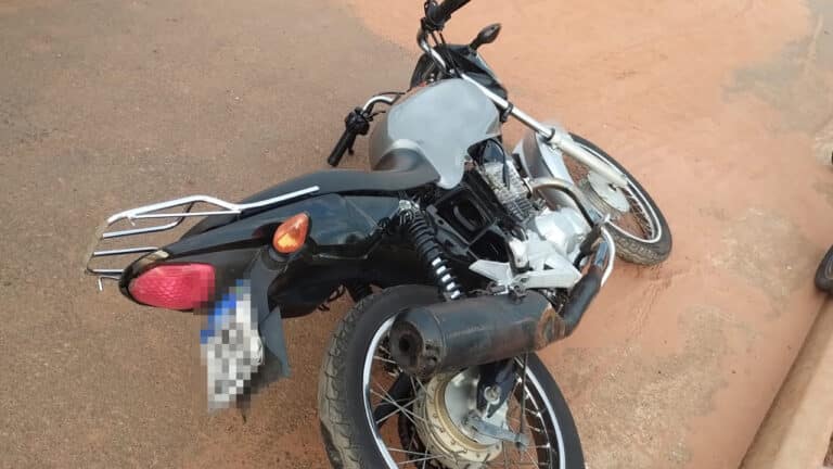 Jovem tenta fugir da polícia de moto, bate no meio-fio e é preso em João Pinheiro