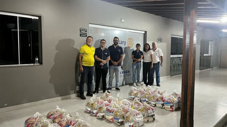Em comemoração aos 120 anos de fundação, Rotary Participação doa 120 cestas básicas em João Pinheiro