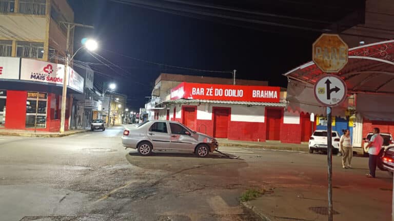 Polícia usa spray de pimenta para conter motociclista que bateu em carro, fugiu e resistiu à prisão em João Pinheiro