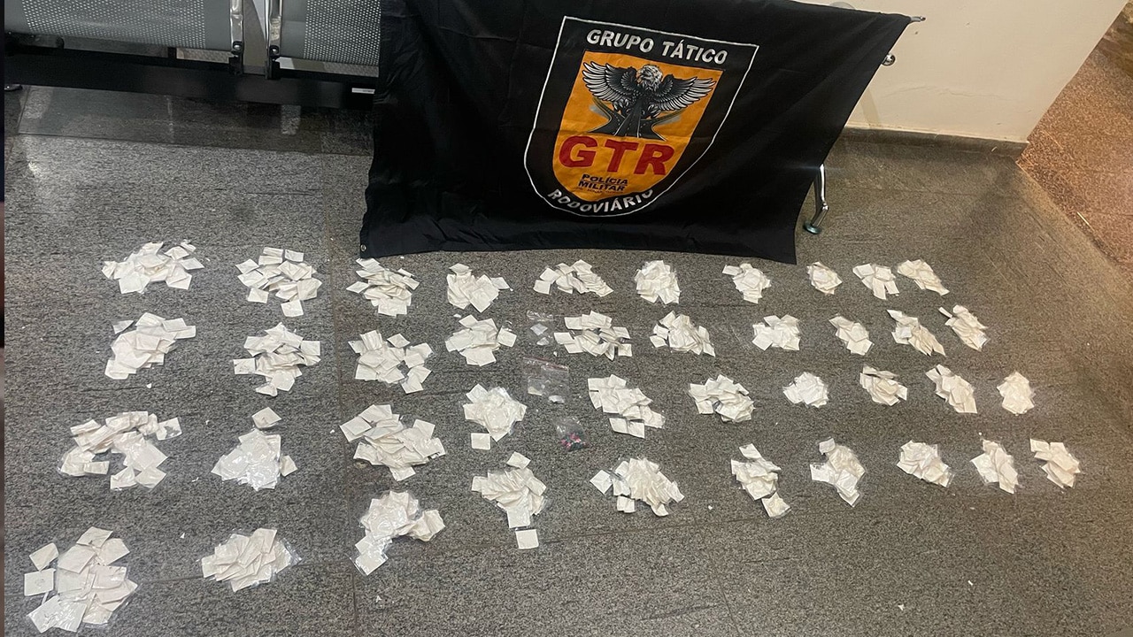 Boneca recheada de cocaína, ecstasy, MD e Ice é descoberta pela Polícia Rodoviária e dois são presos