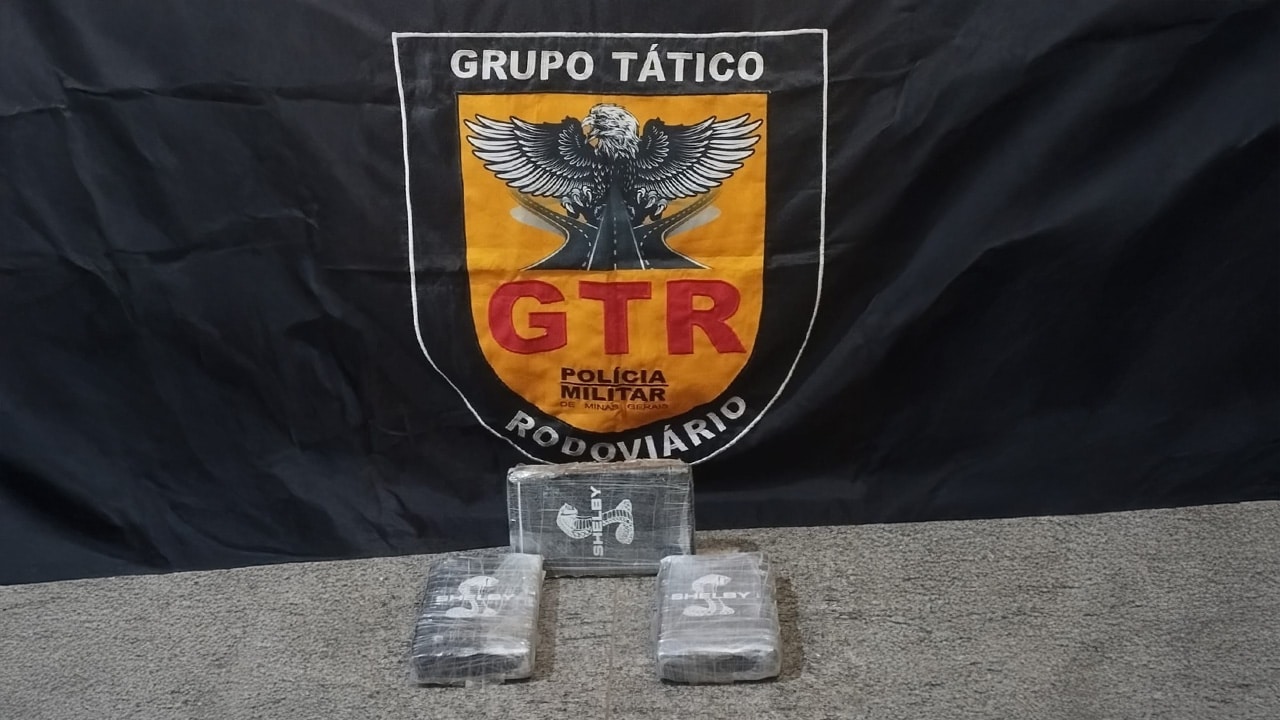 Boneca recheada de cocaína, ecstasy, MD e Ice é descoberta pela Polícia Rodoviária e dois são presos