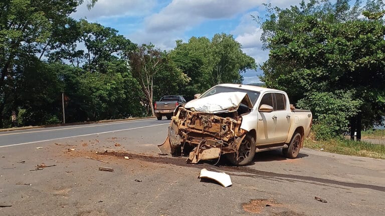 Caminhonete e carreta se envolvem em acidente na BR-040, em São Gonçalo do Abaeté