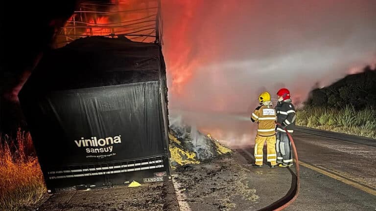 Carga de amido de milho pega fogo em carreta bitrem na BR-040, em João Pinheiro