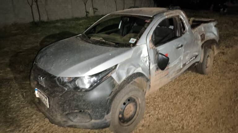 Motorista embriagado bate carro da empresa, tenta fugir, luta com policiais e é preso em Brasilândia