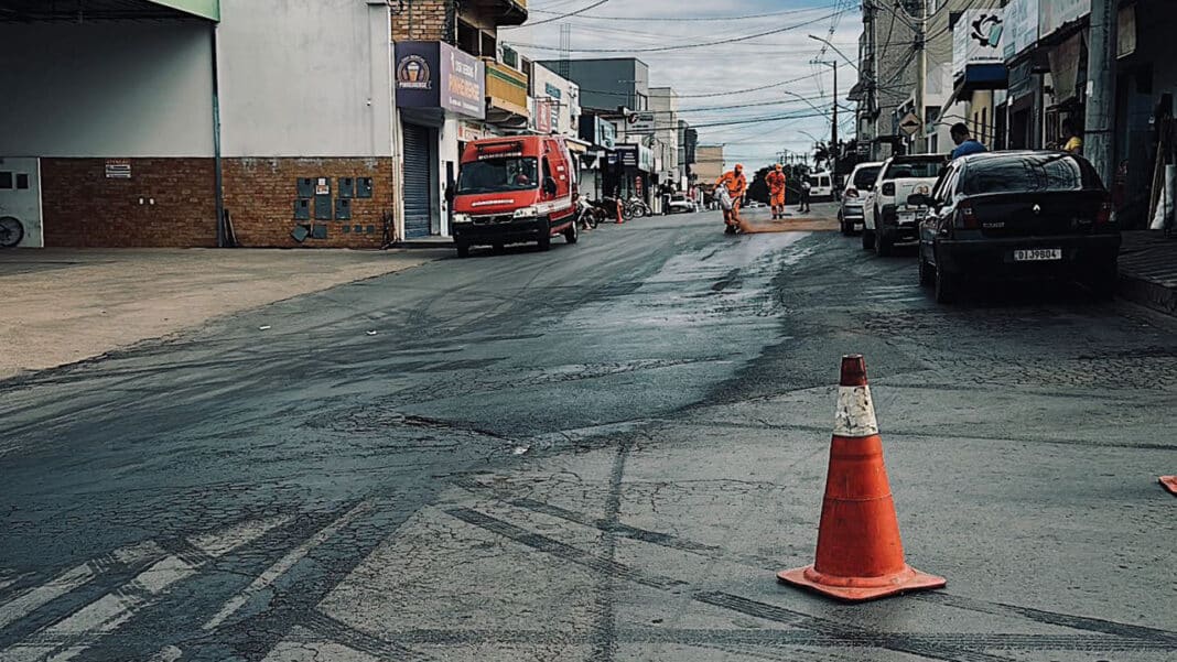 Motorista de caminhão que derramou óleo e causou acidentes em João Pinheiro é preso e liberado após assinar TCO