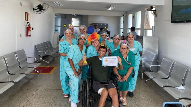 Vitinho está de volta! Caminhoneiro que caiu de ponte na BR-040 em João Pinheiro recebe alta e emociona a todos
