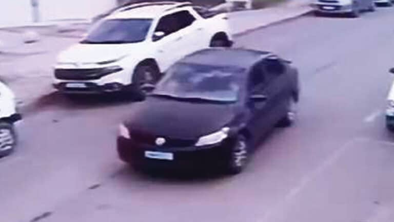 Carro furtado em João Pinheiro é encontrado abandonado em Paracatu