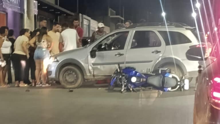 Motociclista fica ferido em acidente e motorista foge deixando o carro para trás no Esplanada, em João Pinheiro