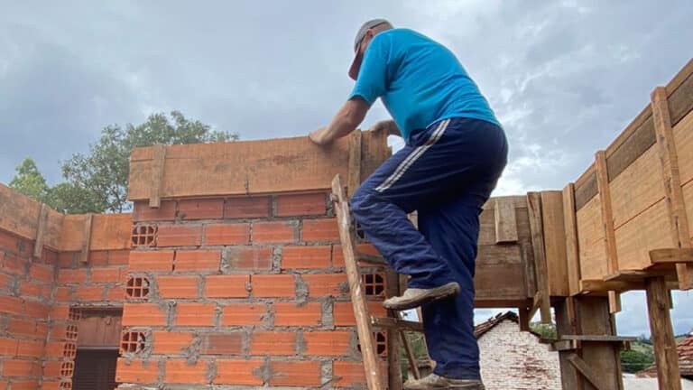 Jovem agride namorada com murro na cara por ciúmes dos pedreiros ao lado de casa, em João Pinheiro