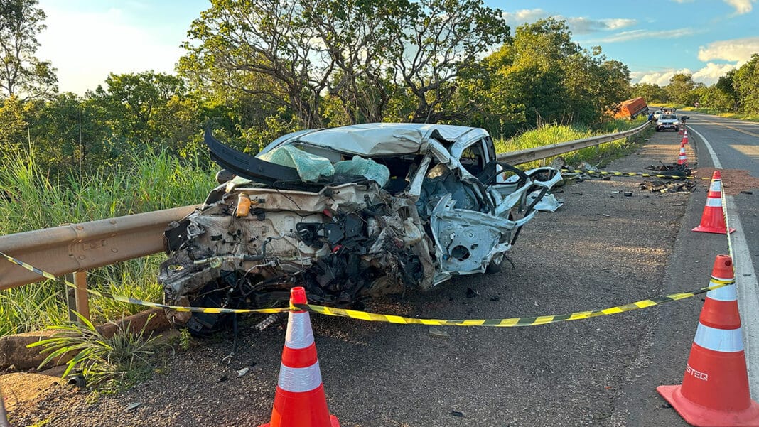 Motorista morre na hora após colisão frontal com carreta na BR-040, em João Pinheiro