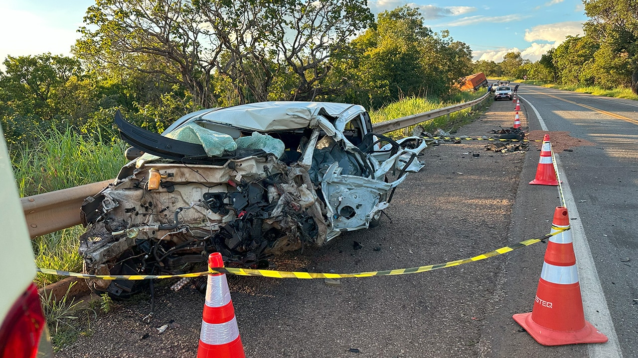 Motorista morre na hora após colisão frontal com carreta na BR-040, em João Pinheiro
