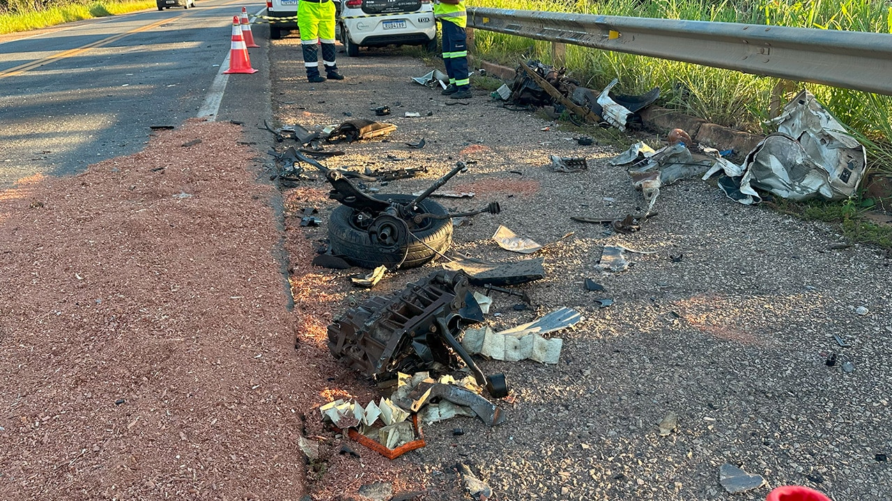 Motorista morre na hora após colisão frontal com carreta na BR-040, em João Pinheiro