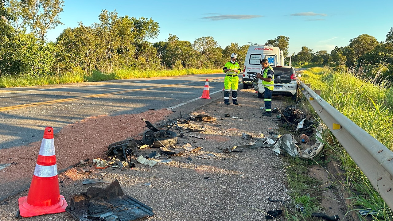 Motorista morre na hora após colisão frontal com carreta na BR-040, em João Pinheiro