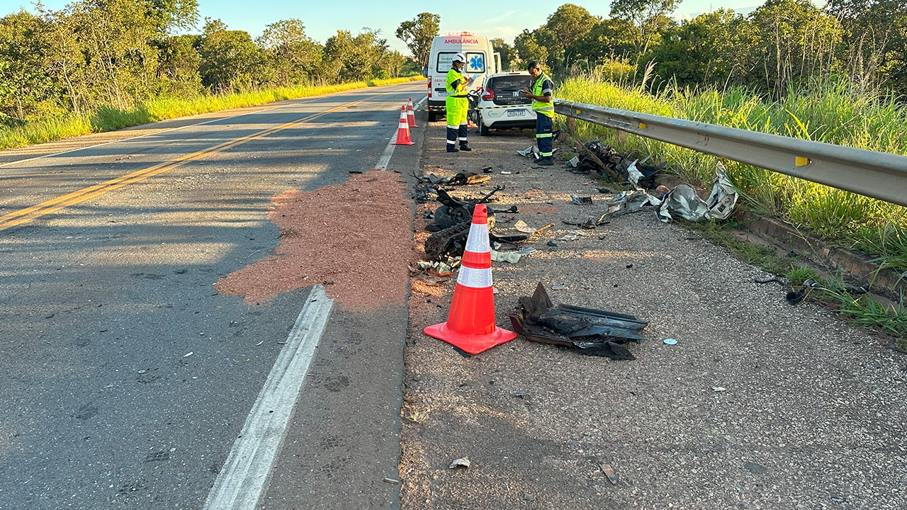 Motorista morre na hora após colisão frontal com carreta na BR-040, em João Pinheiro