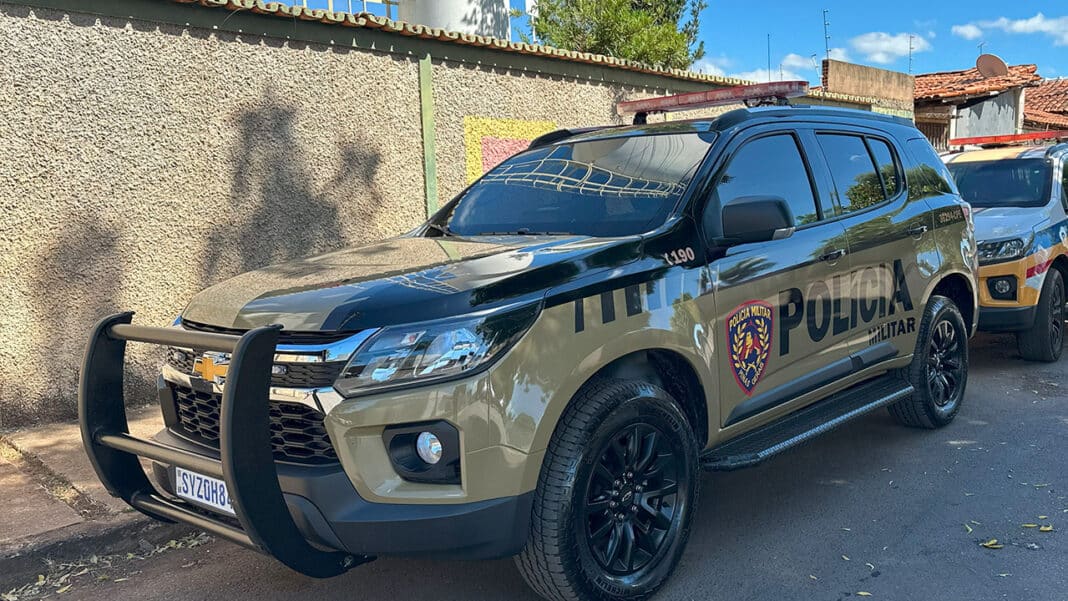 Homem de 30 anos é preso após ameaçar a mãe e tocar fogo nas roupas dela em João Pinheiro