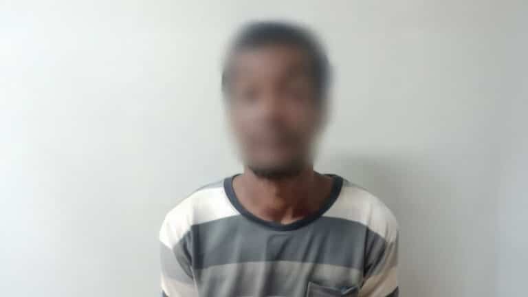 Homem agride criança de 10 anos no meio da rua, ameaça moradores com facão e ataca PM com pá em Brasilândia de Minas