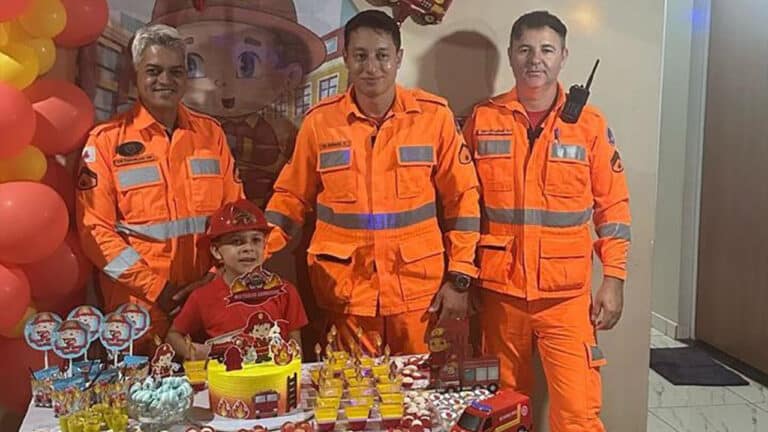 Sonho de criança: menino é homenageado por bombeiros em aniversário de 6 anos em João Pinheiro