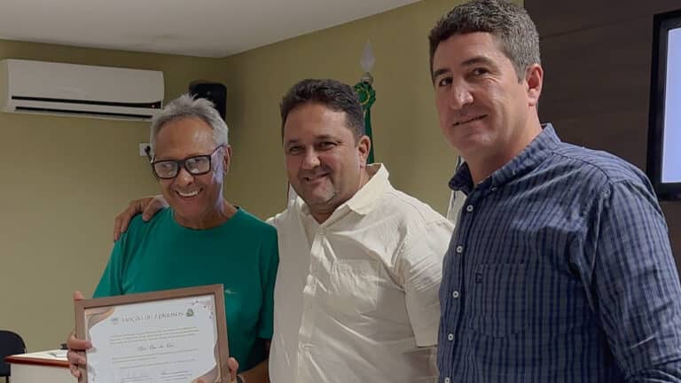 Câmara de João Pinheiro homenageia Toninho, motorista que marcou gerações no transporte universitário