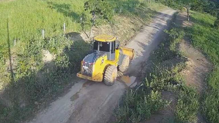 Pá carregadeira avaliada em R$ 600 mil é furtada de fazenda em Lagoa Grande