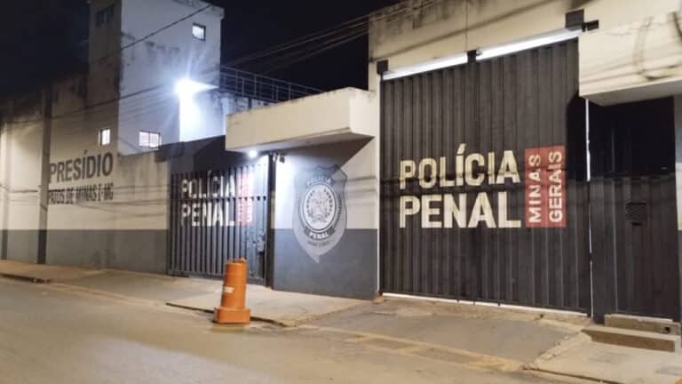 Jovem de 17 e mulher de 27 anos brigam por "presente de Deus" que tinha acabado de sair da cadeia e são detidas