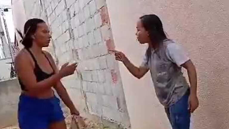 Cara de pau? Mulher volta mais cedo, flagra vizinha usando sua máquina de lavar e joga roupas na lama
