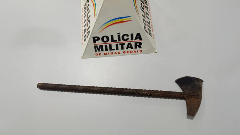 Jovem flagra amigo tentando ligar seu carro, parte para cima dele com um machado e os dois são presos em João Pinheiro