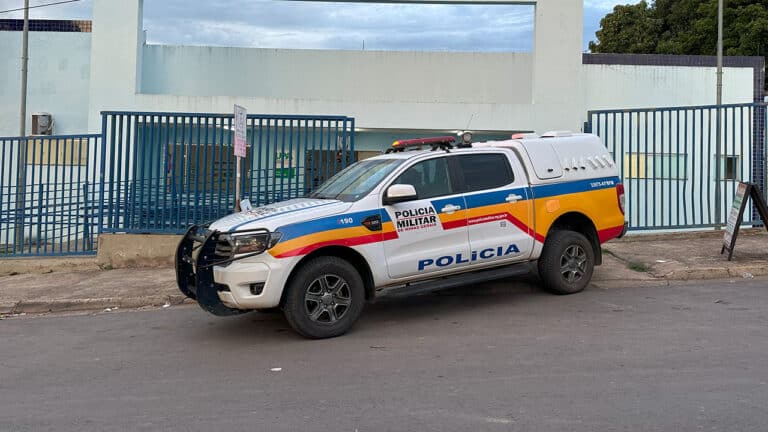 Armado com uma faca, jovem invade casa, morador reage e os dois ficam feridos em João Pinheiro