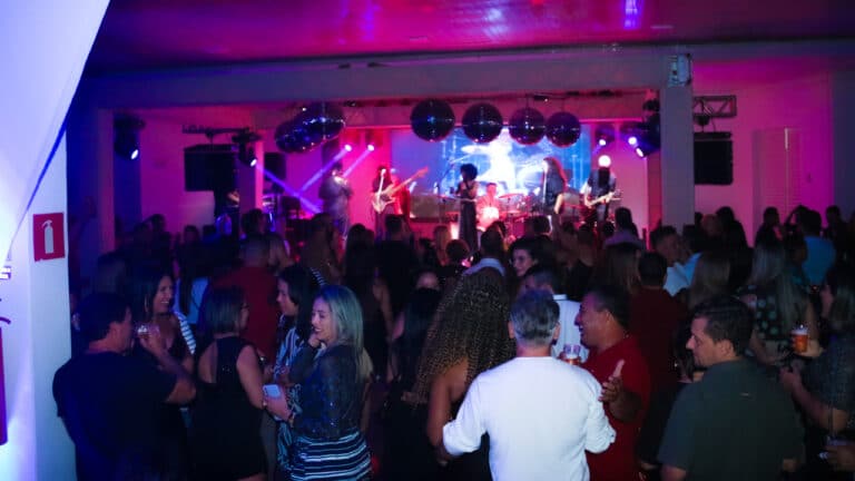 Noite da Hippus promete agitar João Pinheiro com festa flashback no Lions Clube