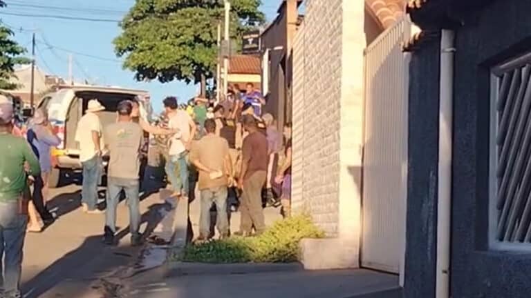 População reage e agride homem flagrado tentando furtar oficinas no bairro Papagaio, em João Pinheiro