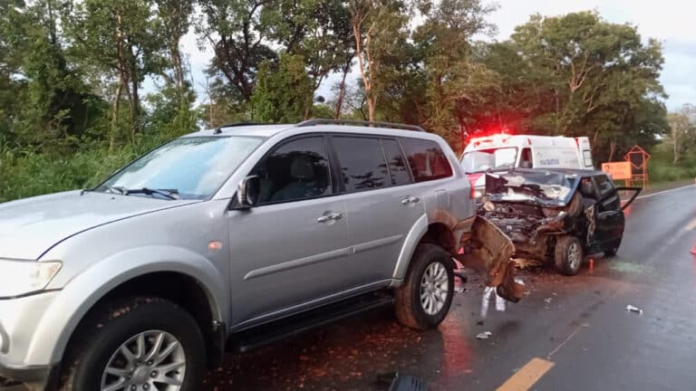 Motorista se machuca ao bater com violentamente na traseira de caminhonete na BR-040, em João Pinheiro
