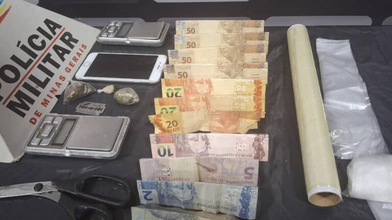Suspeito de tráfico se esconde em galinheiro para fugir da polícia, mas acaba preso em João Pinheiro