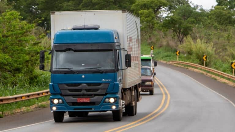 Veículos de carga pesada terão circulação restrita nas rodovias mineiras durante o feriado
