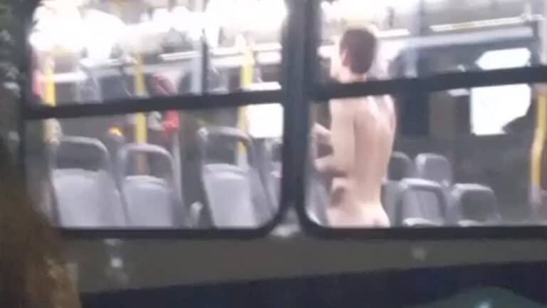 Passageiros fogem após homem completamente nu invadir ônibus coletivo em Patos de Minas