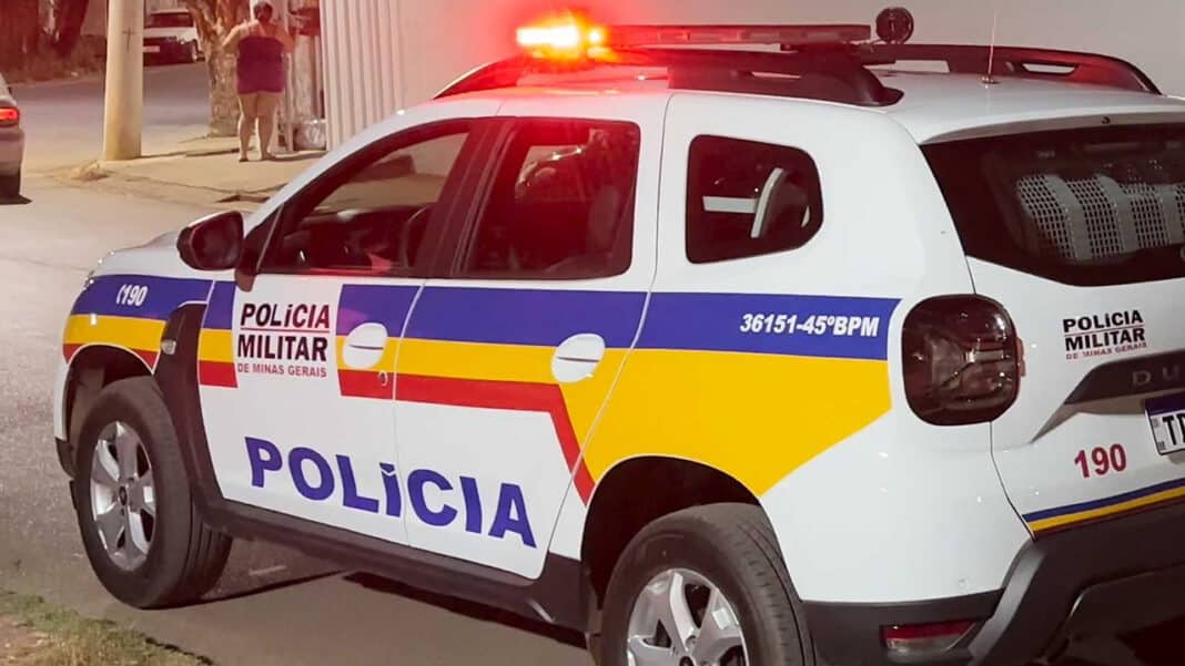 Ladrão finge estar armado, rouba celular e foge de bicicleta em João Pinheiro