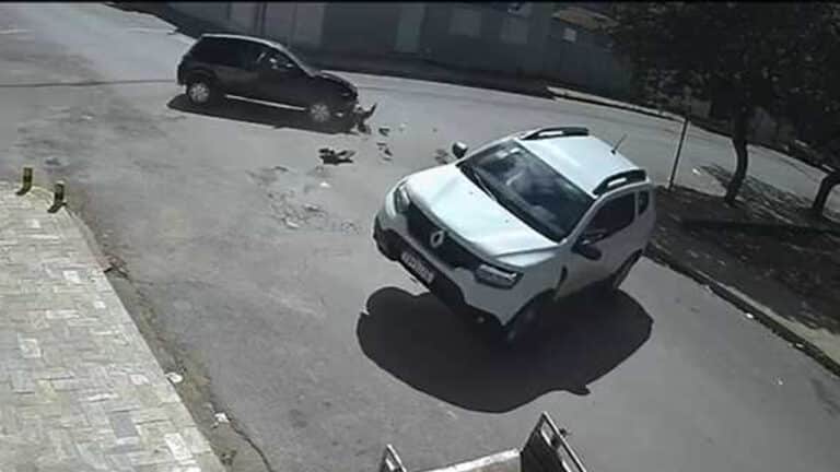 Vídeo flagra motorista furando parada obrigatória e atingindo carro que tombou no Centro de João Pinheiro