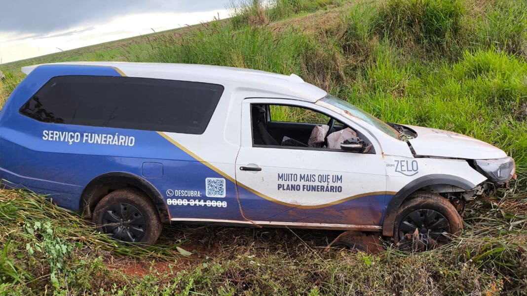 Motorista de carro funerário que seguia para João Pinheiro cochila ao volante e sai da pista na LMG-740