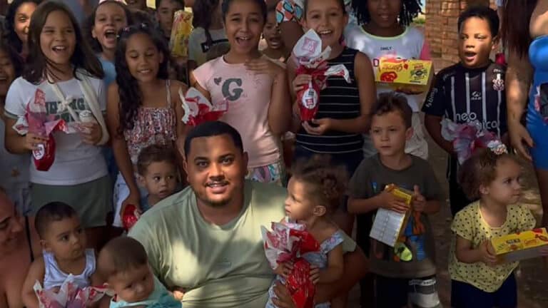 Gesto de amor: influenciador Tiago Tavares doa mais de 700 ovos de Páscoa a crianças carentes em João Pinheiro