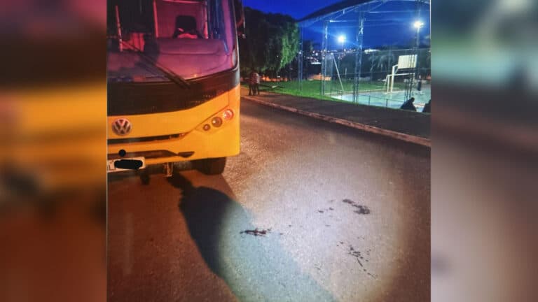 Garoto de 8 anos sofre fratura exposta após ser atropelado ao descer de ônibus escolar em Presidente Olegário