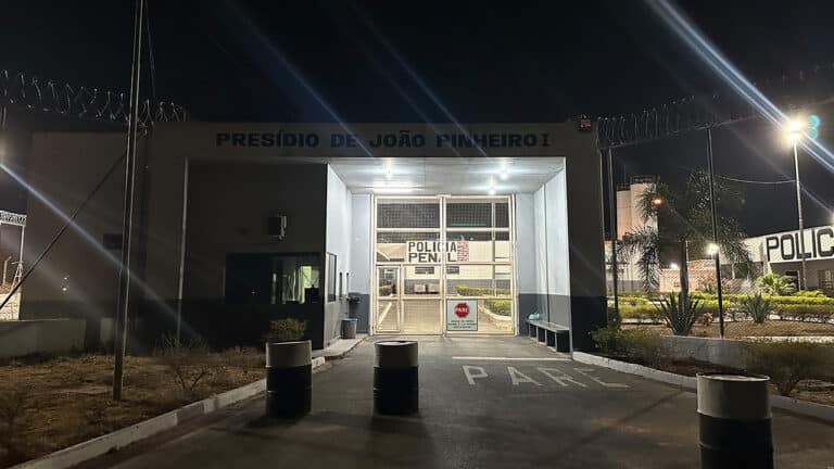 Presos do PCC colocam fogo em colchões e fazem tumulto no presídio de João Pinheiro para exigir transferência