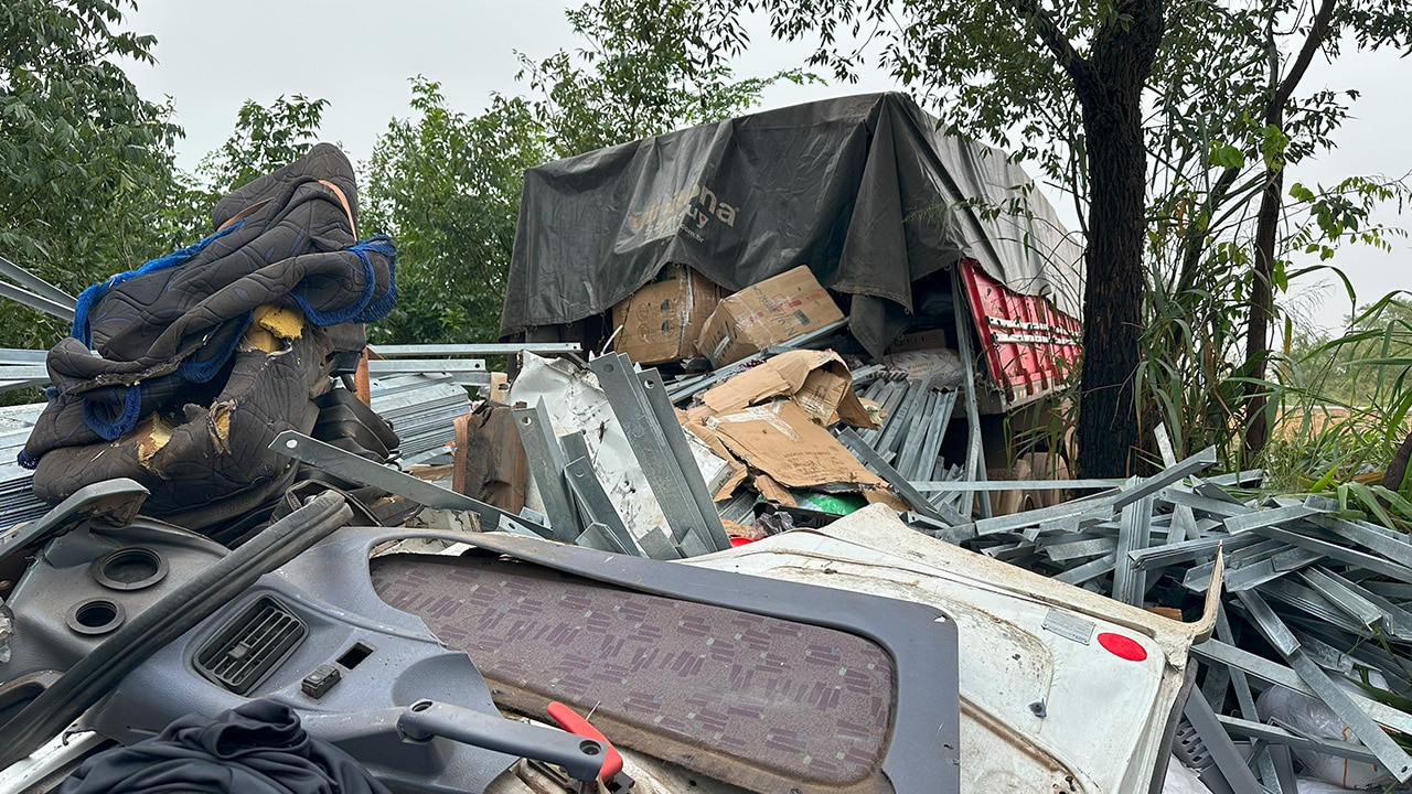 Motorista fica preso às ferragens após carreta sair da pista na MG-410, próximo ao trevo com a BR-040