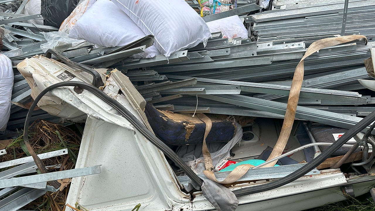Motorista fica preso às ferragens após carreta sair da pista na MG-410, próximo ao trevo com a BR-040