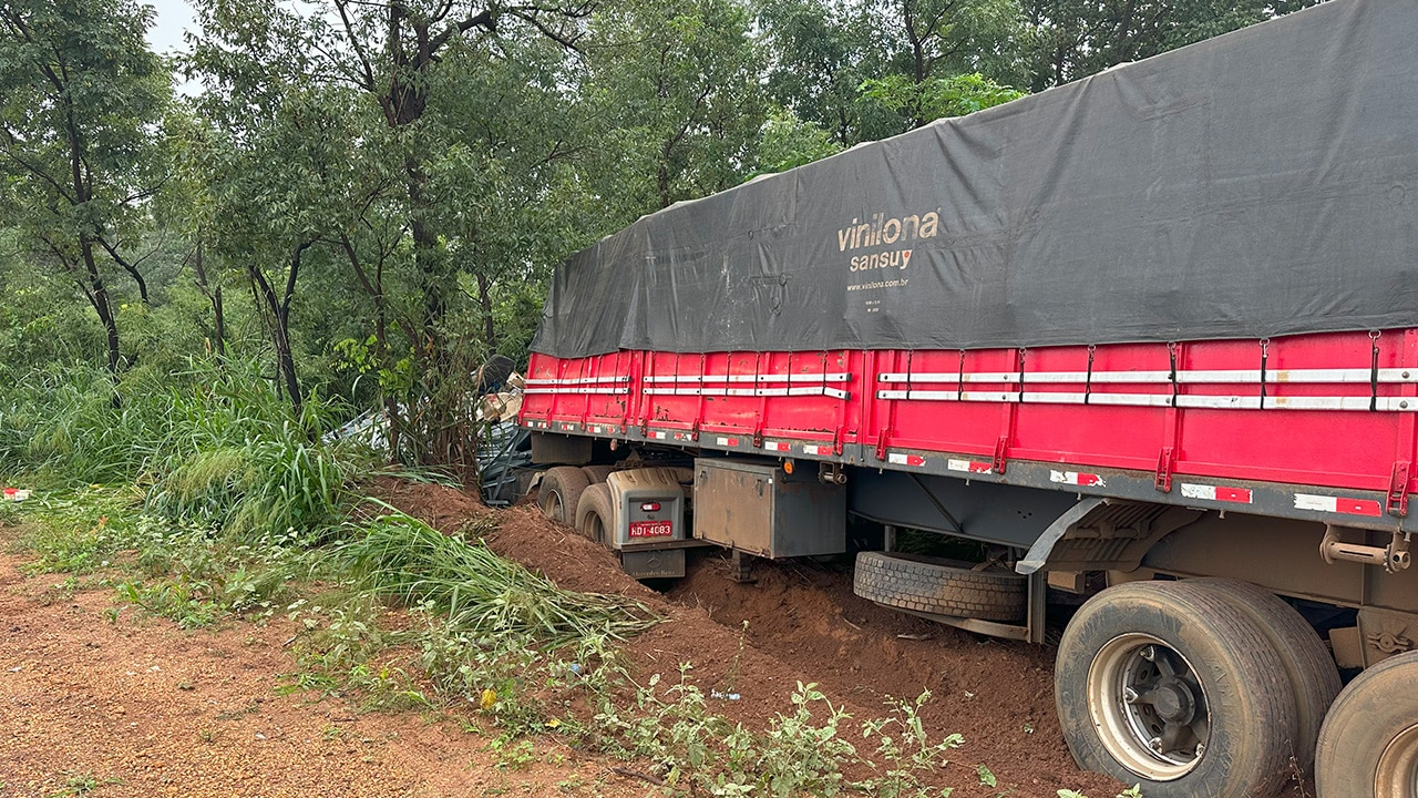 Motorista fica preso às ferragens após carreta sair da pista na MG-410, próximo ao trevo com a BR-040