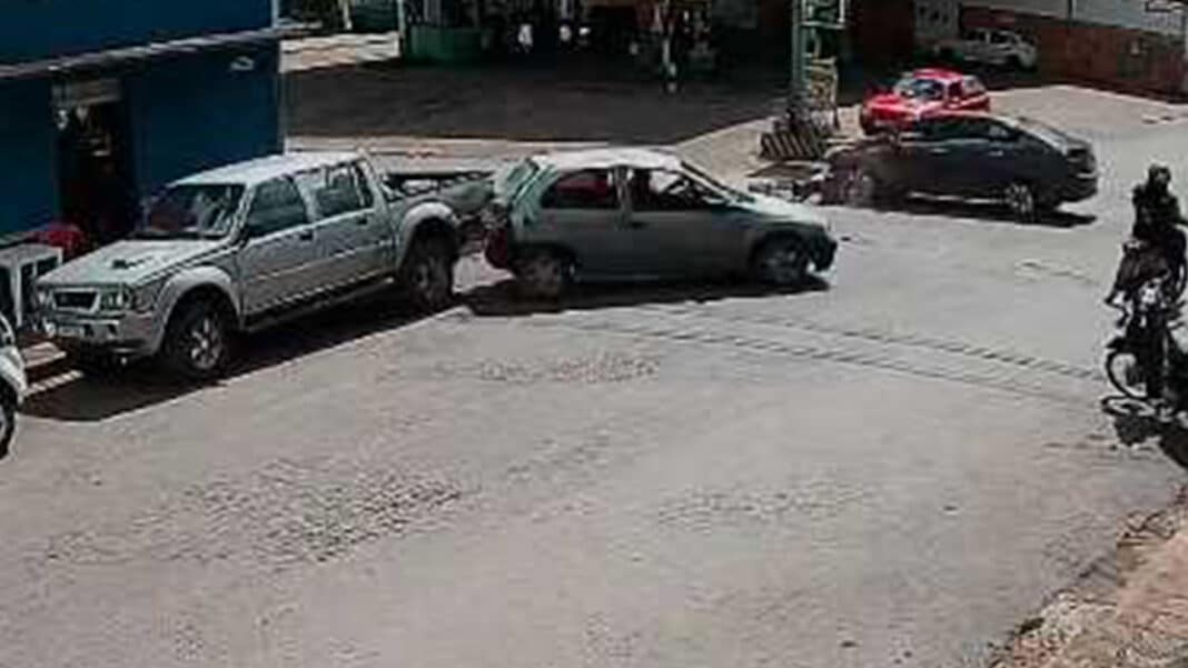 Motorista avança parada obrigatória e causa acidente em cruzamento no Papagaio, em João Pinheiro