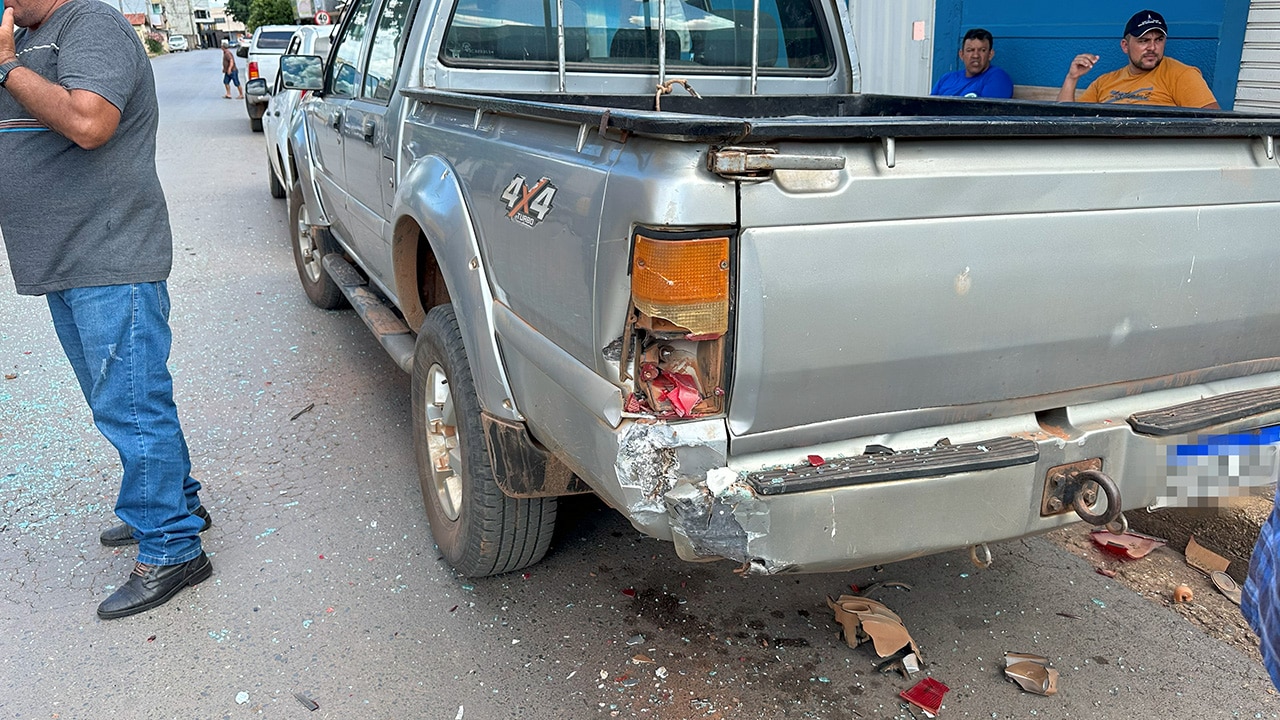 Motorista avança parada obrigatória e causa acidente em cruzamento no Papagaio, em João Pinheiro