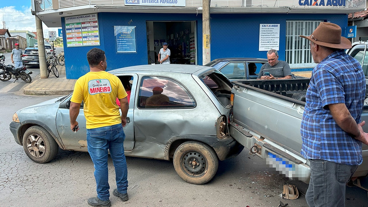 Motorista avança parada obrigatória e causa acidente em cruzamento no Papagaio, em João Pinheiro