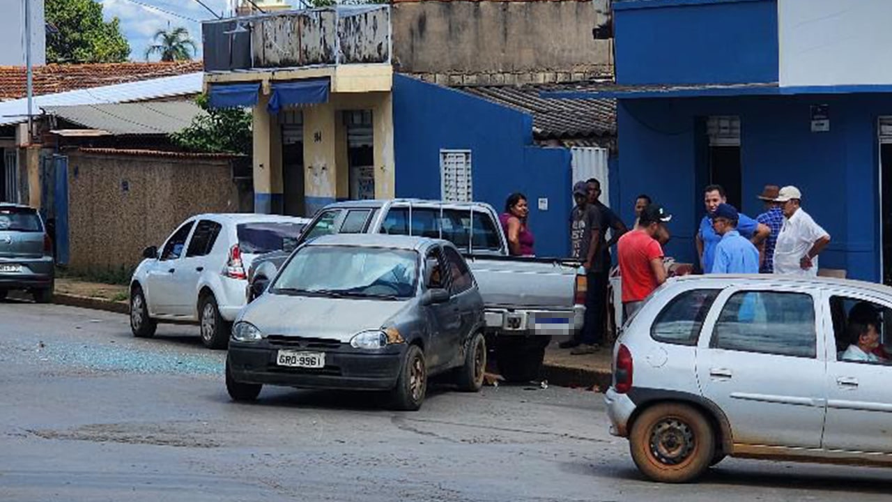 Motorista avança parada obrigatória e causa acidente em cruzamento no Papagaio, em João Pinheiro