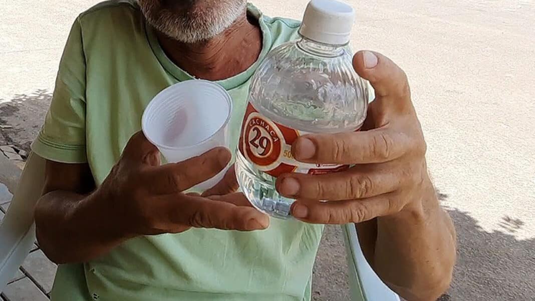 Revoltado com a falta de cachaça, homem ameaça matar a irmã e acaba preso em Brasilândia de Minas
