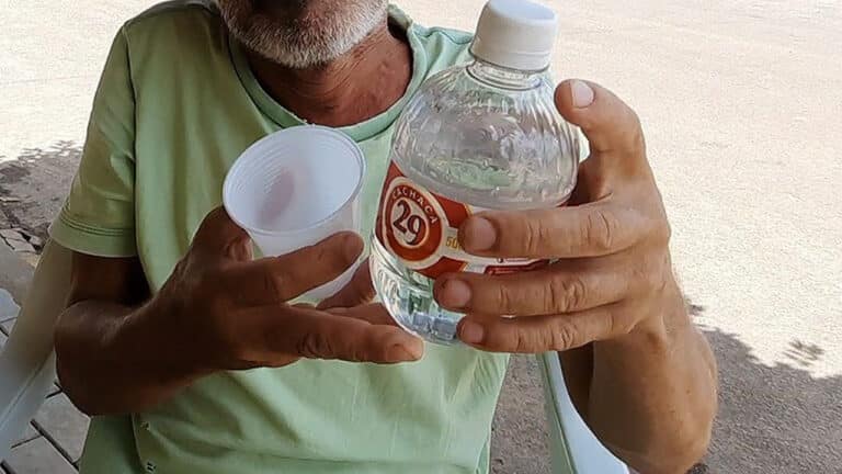 Revoltado com a falta de cachaça, homem ameaça matar a irmã e acaba preso em Brasilândia de Minas