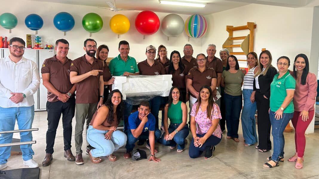 Rotary Participação doa ar-condicionado à APAE de João Pinheiro para melhorar atendimento em fisioterapia